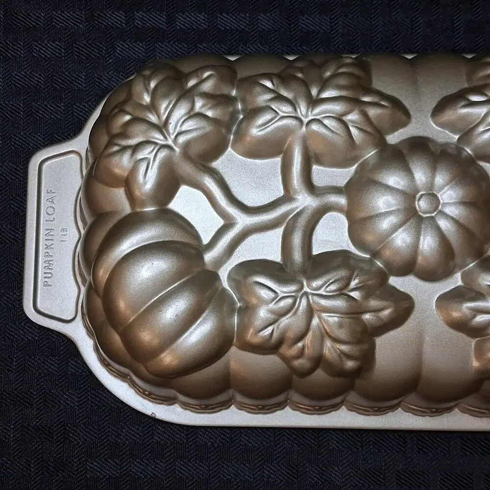 Nordic Ware Pumpkin Loaf Pan 9” x 5” x 2” Bronze EUC